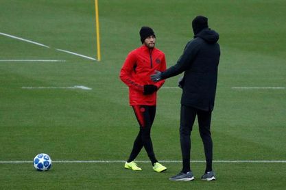 Neymar vuelve a tocar el balón pero aun debe pasar test médicos Neymar vuelve a tocar el balón pero aun debe pasar test médicos