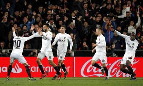 2-1. El Valencia supera a un discreto Real Madrid y deja la Champions a punto 2-1. El Valencia supera a un discreto Real Madrid y deja la Champions a punto
