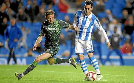 Joaquín pugna por el balón con el realista Juanmi. Joaquín pugna por el balón con el realista Juanmi.