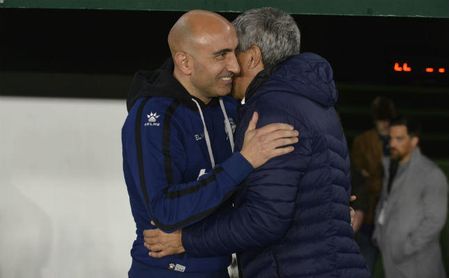 Abelardo y Setién, en el partido Betis-Alavés. Abelardo y Setién, en el partido Betis-Alavés.