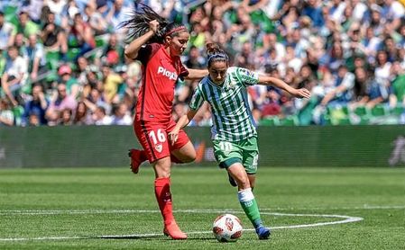 Araya presiona a Virgy en un lance del derbi femenino. Araya presiona a Virgy en un lance del derbi femenino.