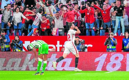 El 'Mudo' celebra su gol en el derbi ante la frustración del bético Junior y el éxtasis en la grada. El 'Mudo' celebra su gol en el derbi ante la frustración del bético Junior y el éxtasis en la grada.