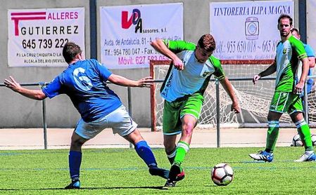 La Rociera doblegó al ya descendido Alcalá del Río para confirmar su presencia en el 'play off'. La Rociera doblegó al ya descendido Alcalá del Río para confirmar su presencia en el 'play off'.