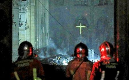 El incendio de Notre Dame, extinguido; su futuro, incierto El incendio de Notre Dame, extinguido; su futuro, incierto