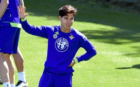 Lainez, en un entrenamiento con el Betis. Lainez, en un entrenamiento con el Betis.