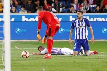 2-1. Dos errores de Yoel dan ventaja al Alavés ante el Valladolid al descanso 2-1. Dos errores de Yoel dan ventaja al Alavés ante el Valladolid al descanso