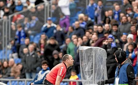 Mateu se pasó medio partido en la pantalla del VAR. Mateu se pasó medio partido en la pantalla del VAR.