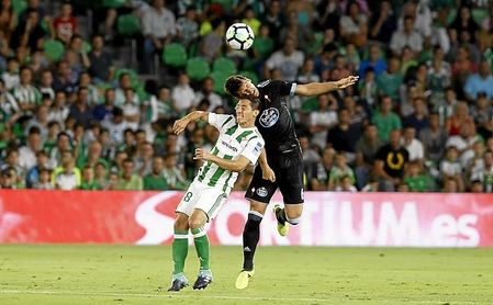 Radoja puja con Guardado, durante un partido de la pasada temporada. Radoja puja con Guardado, durante un partido de la pasada temporada.