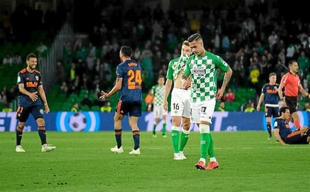 Sergio León, cabizbajo tras el pitido final en el Villamarín. Sergio León, cabizbajo tras el pitido final en el Villamarín.