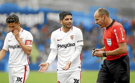 Éver Banega pide explicaciones a Mateu Lahoz en el Coliseum. Éver Banega pide explicaciones a Mateu Lahoz en el Coliseum.
