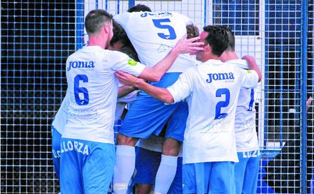 El Castilleja, que aún tiene aspiraciones para ascender, puede ejercer de juez de la Liga. El Castilleja, que aún tiene aspiraciones para ascender, puede ejercer de juez de la Liga.