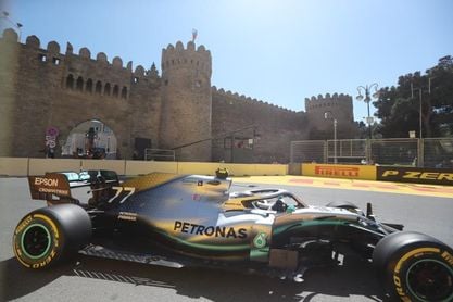 Bottas logra la 'pole' tras superar por 59 milésimas a Hamilton en Baku Bottas logra la 'pole' tras superar por 59 milésimas a Hamilton en Baku