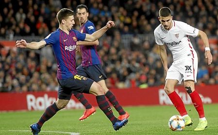 Lenglet, intentando frenar a André Silva, durante un Barça-Sevilla. Lenglet, intentando frenar a André Silva, durante un Barça-Sevilla.