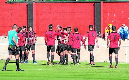 Varios jugadores del Gerena celebran un gol logrado en la presente temporada. Varios jugadores del Gerena celebran un gol logrado en la presente temporada.