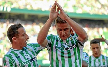 Joaquín pidió perdón tras marcar el 1-0 y luego se fue a abrazar a Setién. Joaquín pidió perdón tras marcar el 1-0 y luego se fue a abrazar a Setién.