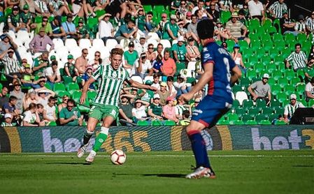 Francis conduce el balón en un lance del partido ante el Huesca. Francis conduce el balón en un lance del partido ante el Huesca.