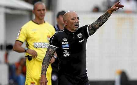 Sampaoli recibe elogios desde la grada, el vestuario y el palco del Santos. Sampaoli recibe elogios desde la grada, el vestuario y el palco del Santos.