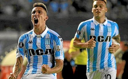 Ricardo Centurión celebra un gol con Racing Club. Ricardo Centurión celebra un gol con Racing Club.
