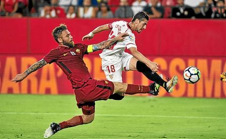 De Rossi, junto a Escudero en el Trofeo Antonio Puerta de 2017. De Rossi, junto a Escudero en el Trofeo Antonio Puerta de 2017.