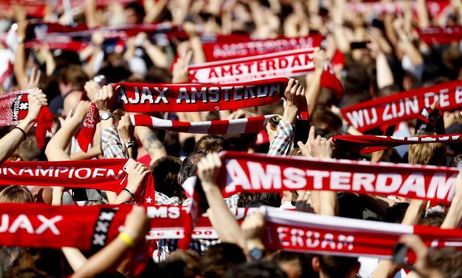 Decenas de miles de personas festejan en Ámsterdam el 34º título del Ajax Decenas de miles de personas festejan en Ámsterdam el 34º título del Ajax