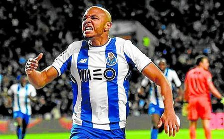 Brahimi celebra un gol con la elástica del Oporto. Brahimi celebra un gol con la elástica del Oporto.