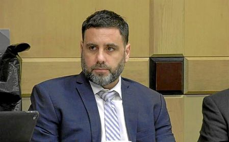 Pablo Ibar esquiva la pena de muerte al condenarle el jurado a cadena perpetua por un triple crimen en Florida. Pablo Ibar esquiva la pena de muerte al condenarle el jurado a cadena perpetua por un triple crimen en Florida.