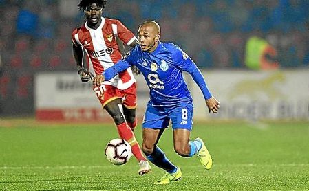 Brahimi conduce el balón en un partido con el Oporto en la Liga NOS. Brahimi conduce el balón en un partido con el Oporto en la Liga NOS.