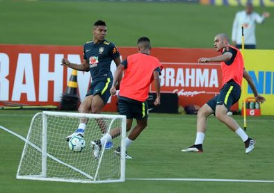 Brasil realiza su primer entrenamiento solamente con seis convocados Brasil realiza su primer entrenamiento solamente con seis convocados