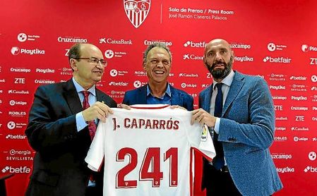 Caparrós se ha despedido hoy como entrenador del Sevilla. Caparrós se ha despedido hoy como entrenador del Sevilla.