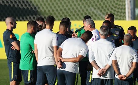 Brasil comienza a mostrar variables en un entrenamiento con solo ocho jugadores Brasil comienza a mostrar variables en un entrenamiento con solo ocho jugadores