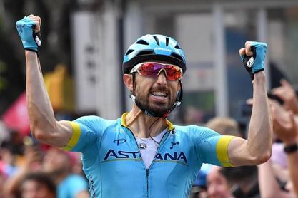 Cataldo gana al esprint en Como y Carapaz refuerza la "maglia" rosa Cataldo gana al esprint en Como y Carapaz refuerza la "maglia" rosa