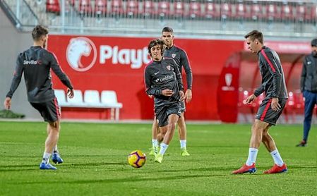 Bryan Gil junto a Wöber en un entrenamiento. Bryan Gil junto a Wöber en un entrenamiento.