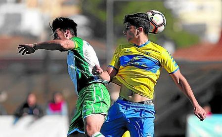 Tomares y Rociera se verán las caras por tercera vez esta campaña, hoy, con un ascenso en juego; en Liga, los tomareños vencieron en terreno nazareno, empatando en la segunda vuelta. Tomares y Rociera se verán las caras por tercera vez esta campaña, hoy, con un ascenso en juego; en Liga, los tomareños vencieron en terreno nazareno, empatando en la segunda vuelta.