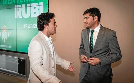 Rubi conversa con Haro durante su presentación con el Betis. Rubi conversa con Haro durante su presentación con el Betis.