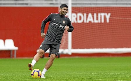 Éver Banega, durante un entrenamiento la pasada temporada con el Sevilla FC. Éver Banega, durante un entrenamiento la pasada temporada con el Sevilla FC.