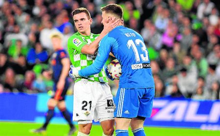 Giovani Lo Celso saluda al meta del Valencia Neto durante un partido de Copa del Rey. Giovani Lo Celso saluda al meta del Valencia Neto durante un partido de Copa del Rey.