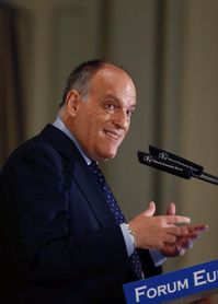 Tebas: "Si los compañeros de vestuario denunciaran se podrían cortar" Tebas: "Si los compañeros de vestuario denunciaran se podrían cortar"