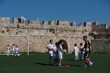 El escudo del Real Madrid se cuela en las murallas de la vieja Jerusalén El escudo del Real Madrid se cuela en las murallas de la vieja Jerusalén