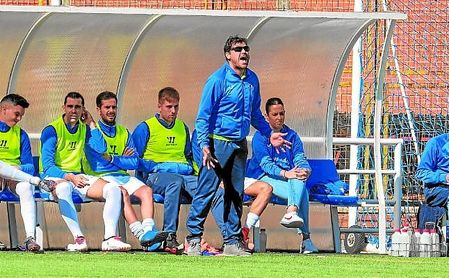 José Antonio Lara se dirige de forma enérgica a sus jugadores durante un encuentro. José Antonio Lara se dirige de forma enérgica a sus jugadores durante un encuentro.