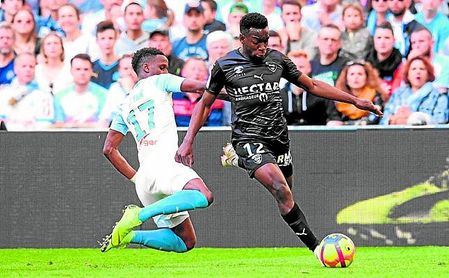 Bouna Sarr intenta frenar un avance de Faitout Maouassa, durante el Olympique de Marsella-Nimes. Bouna Sarr intenta frenar un avance de Faitout Maouassa, durante el Olympique de Marsella-Nimes.
