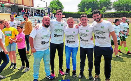 Domingo Caro, con su equipo técnico con el que ha logrado el ascenso a Primera Andaluza. Domingo Caro, con su equipo técnico con el que ha logrado el ascenso a Primera Andaluza.