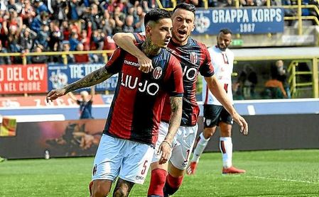 Pulgar celebra un gol con la elástica del Bolonia. Pulgar celebra un gol con la elástica del Bolonia.