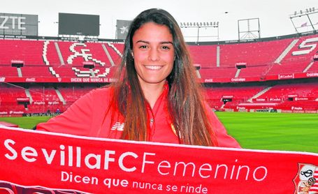 Después de nueve temporadas en el club nervionense y de ser la capitana del primer equipo del Sevilla Femenino, Marta Carrasco jugará la próxima temporada en el Granada. Después de nueve temporadas en el club nervionense y de ser la capitana del primer equipo del Sevilla Femenino, Marta Carrasco jugará la próxima temporada en el Granada.
