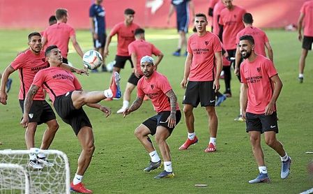 Wöber, durante un entrenamiento junto a Carriço, Diego Carlos, Banega y Dabbur. Wöber, durante un entrenamiento junto a Carriço, Diego Carlos, Banega y Dabbur.