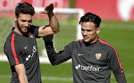 A Sergi Gómez y Roque Mesa les ha cogido por sorpresa la decisión de Monchi. A Sergi Gómez y Roque Mesa les ha cogido por sorpresa la decisión de Monchi.