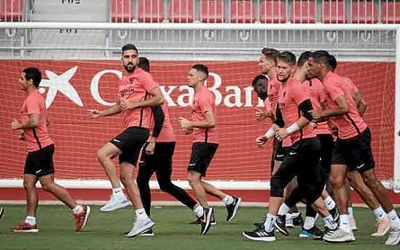 Los jugadores del Sevilla, en un entrenamiento. Los jugadores del Sevilla, en un entrenamiento.