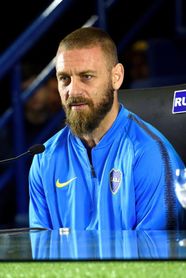 De Rossi visita a Maradona, que aplaude que eligiera Boca a mejores ofertas De Rossi visita a Maradona, que aplaude que eligiera Boca a mejores ofertas