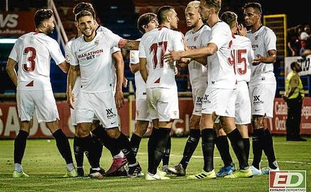 El vestuario del Sevilla ya piensa en la Liga; en la imagen, el capitán Carriço, con sus compañeros. El vestuario del Sevilla ya piensa en la Liga; en la imagen, el capitán Carriço, con sus compañeros.