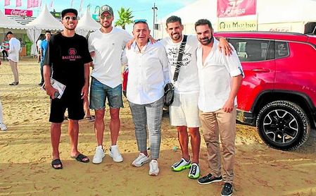 Nolito se llevó el domingo a Sanlúcar a Carriço y Sergi Gómez para disfrutar de las carreras de caballos. Nolito se llevó el domingo a Sanlúcar a Carriço y Sergi Gómez para disfrutar de las carreras de caballos.