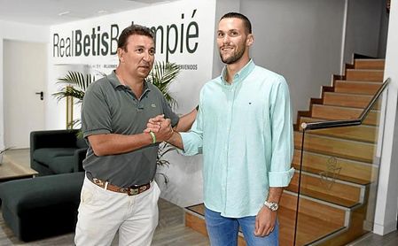 Catalán asegura que la plantilla está cerrada, a la espera de fichar un compañero (Álex Moreno) para Pedraza en la izquierda. Catalán asegura que la plantilla está cerrada, a la espera de fichar un compañero (Álex Moreno) para Pedraza en la izquierda.